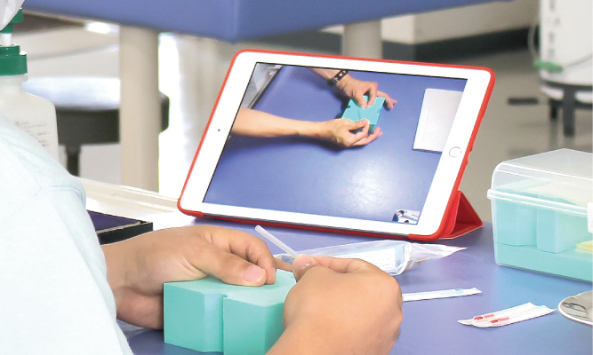 実技の授業では、お手本となる教員の手元を撮影し、学生は個々のiPadで確認しながら実技を行います。授業外でも映像を繰り返し見て練習できます。